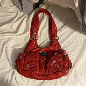 Väska - Jättefin röd väska som knappt kommer till användning❣️