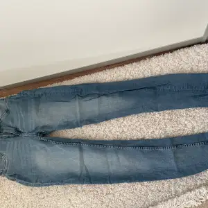 Använda tighta jeans som bara ligger och skräpar i garderoben.