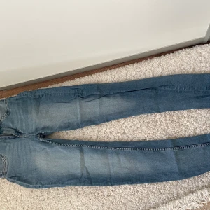 Jeans från lager 157 (snake) - Använda tighta jeans som bara ligger och skräpar i garderoben.