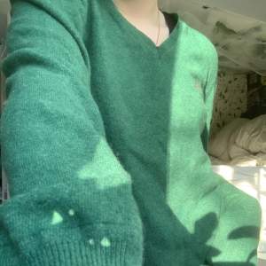 Supersöt grön lite lurvig tröja. Den passar med allt, och den är väldigt stretchig. Frakt tillkommer, skriv om du är intresserad💗