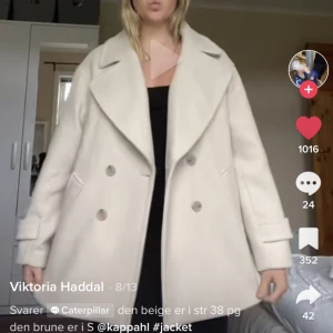 kort kappa i beige - Säljer denna sååå fina korta kappan i beige❤️ använd endast en gång, bra skick! Populär och finns inte att köpa längre❤️