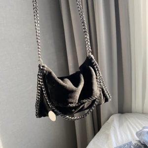 väska - Snygg svart Stella McCartney liknande väska med silver detaljer. Väl skick. 💕💕