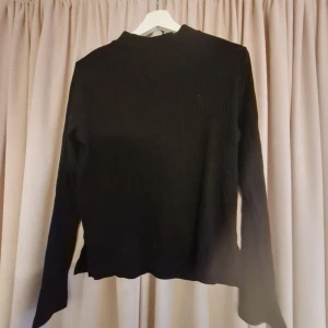 Basic tröja  - Super fin ribbad tröja, som har lite högre krage.  Skriv till mig om du är intresserad använd ej köp nu funktion❣