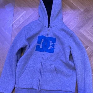 Dc hoodie - Säljer min dc hoodie pga den är för liten. 8/10 condition 