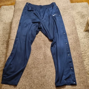 Vintage Nike track pants  - Väldigt snygga och retro track pants/mjukisbyxor. Inga defekter. Väldigt stora. Skriv för fler bilder 