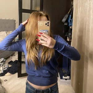 Polo tröja  - Säljer denna sjukt fina polo tröja från Ralph lauren. Den är i stl S. Köpt för 1299 kr. Pris kan diskuteras vid snabb affär o frakt tillkommer på 60 kr🫶