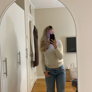 Ralph Lauren tröja  - En beige äkta Ralph Lauren tröja. Säljer då den blivit liten för mig. Ny pris är cirka 1700 kr. Använd 1-3 gånger och är i fint skick. 