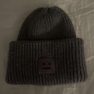 ACNE mössa - Jag säljer denna mössan i fint skick säljer pga att jag ska köpa en rosa. Köpte av en tjej här på plick för 900kr men vet inte om den är äkta. Köpare står för frakt💕