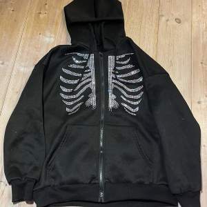 Svart hoodie med glitter skelettet 
