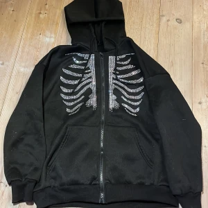 Svart skelett hoodie  - Svart hoodie med glitter skelettet 