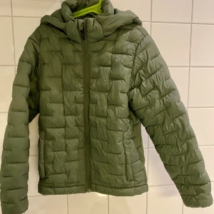 Lättviktsjacka  - Lättviktsjacka med huva. Från stadium, Everest. Använd men i bra skick.