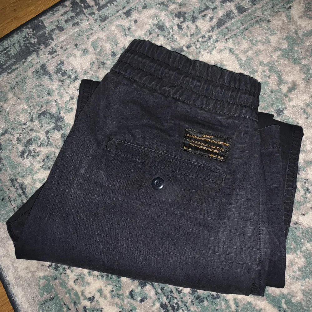 Riktigt nice passform Kraftfullt material Jag är 179cm lång och väger ca 73kg, Dom är lite för korta på mig Midjan är stretch med snörning . Jeans & Byxor.