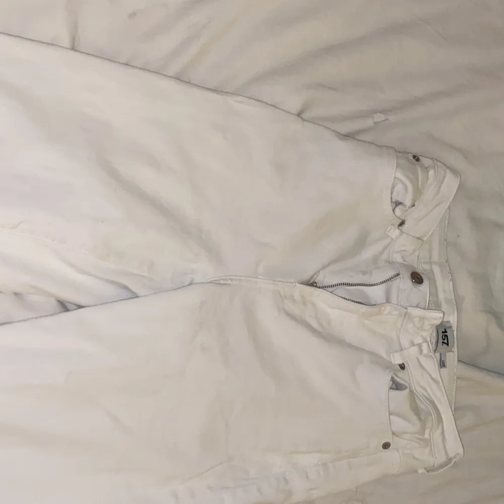 Ett par vita jeans från Lager 157. Super bra skick.  Pris kan diskuteras:). Jeans & Byxor.