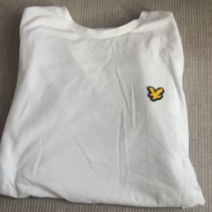 lyle & scott t-shirt  - Säljer en lyle & scott t-Shirt. Den har fått ett litet sträck uppe vid halsen men syns absolut inte. Suckar flera bilder ifall🫶🏼