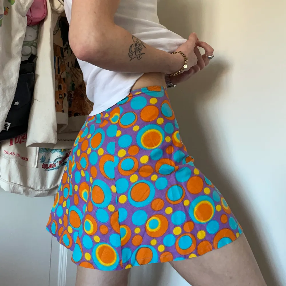 Vintage blå, lila, gul och orange minikjol med mönster av cirklar 💛🧡💙💜 Så mycket 60/70-tals vibes! Perfekt statement piece till en enkel polotröja eller babytee! 🫶. Kjolar.