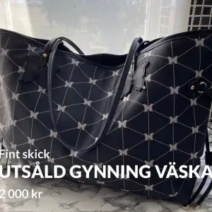 Använd sparsamt! Jätte fin väska av designern Carolina Gynning! Finns ej att få tag på längre! Tar swich, inget prutande, frakt står du för!