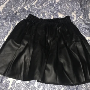 Silkes/läder kjol - Säljer den här kjolen då jag inte använder den längre! Har använt den typ 3 gånger så den är typ som ny! 