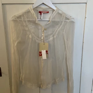 Blus - En jättefin meshblus jag köpte från Sellpy för ett tag sedan som tyvärr var för liten för mig. Står att den är strl L, men passar mer som en strl S. Är även i nyskick med lappar kvar från när den köptes nytt! Glöm inte läsa min bio innan du köper! 🖤