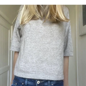 Stickad trekvartsärmad tröja - INTRESSEKOLL! På min & other stories stickade trekvartsärmad tröja! Den är i storleken xs men passar en xs-m! Säljer tröjan vid bra pris💕