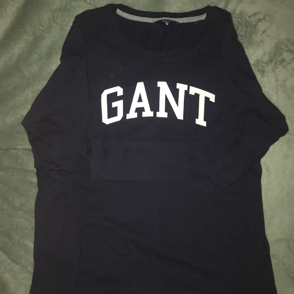 Långärmad Gant tröja i tunnare material. Hupparit & Collegepaidat.