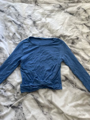 Långärmad tröja  - Långärmad tröja från skandinavius som är andvänd en gång med vridning i fram