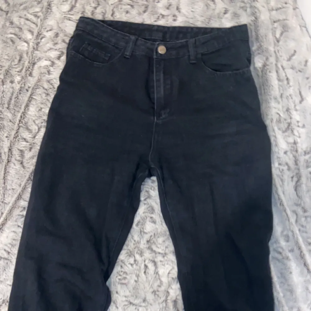 Midwaist svarta baggy jeans m på mig som är storlek S sitter dom midwaist om du är större storlek så kommer dem att sitta highwaist ❤️  Har flera byxor till så in och kika ❤️. Jeans & Byxor.