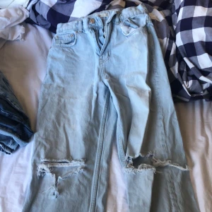 Slitna jeans - Jeansbyxor från Gina i storlek 34. Har inte kommit till användning då de är för små för mig. För mer info kan du kontakta mig privat❤️