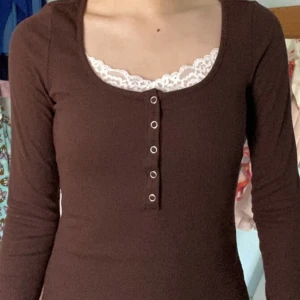 Elena Gilbert tröja - Super fin yk2 tröja. Jätte fin brun färg men har även den i svart och röd kika på min sida!  Påminner mig om twilight / TVD.  Passar jätte fint med lågmidjade jeans 🤩