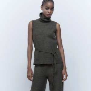 Tröja med knyte zara - Säljer denna populära tröja från zara i mörkgrå. Storlek small och endast använd en gång 