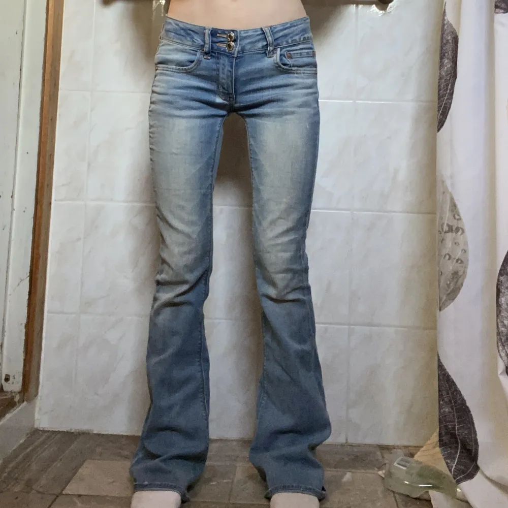 Skit snygga jeans ifrån AMERICAN EAGLE outfitters.   Dem är i storleken Regular (Strech). Jag som är runt 156cm tycker dem sitter bra på mig men skulle nog absolut passa någon som är längre då dem är lite längre på mig! Skriv för mer info!🤙 . Jeans & Byxor.