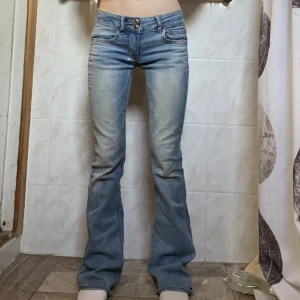 Lowrise jeans - Skit snygga jeans ifrån AMERICAN EAGLE outfitters.   Dem är i storleken Regular (Strech). Jag som är runt 156cm tycker dem sitter bra på mig men skulle nog absolut passa någon som är längre då dem är lite längre på mig! Skriv för mer info!🤙 