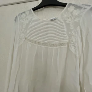 blus - vit blus med jättefina detaljer, storlek S 😗 knappt använd, från ginatricot  