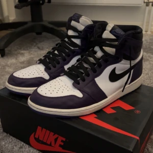 Jordan 1 court purple High  - Säljer dessa otroligt fina Jordan 1or som knappt kommit till användning och är i väldigt bra skick. Nypris ca 4000kr   Vid eventuella frågor eller funderingar är det bara att höra av sig!
