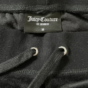 juicy byxor  - säljer dessa äkta juicy byxor ❌har inga fickor ❌ de är jättemysiga och sköna. Storlek M, dock ganska små i storleken 💘💘kostar i vanligt fall 700, pris kan diskuteras 