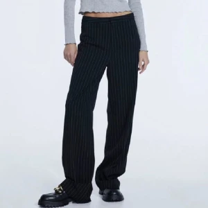 Stradivarius byxor - Säljer mina randiga stradivarius byxor. Mid Waits, lite stretchiga i strl 36