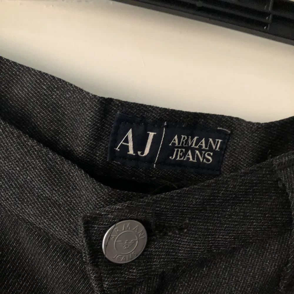 Gråa Armani byxor i bra skick . Jeans & Byxor.