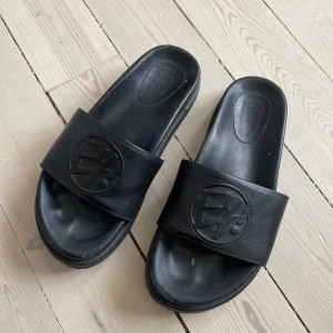 Eytys sandaler  - Svarta sandaler i skinn, stl 37. Använda men har mycket kvar att ge. Finns ett litet hål på en sulan (se bild).  100% läder 