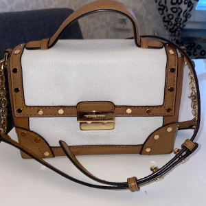 Väska  - En riktig fin väska för vardag mycket utrymme och lagom storlek   Köpte den för 3200kr några år sen