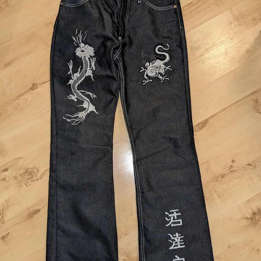 Glansiga svarta jeans från DJ Snygga broderier . Jeans & Byxor.