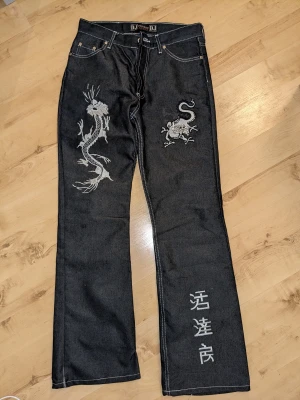 DJ glansiga jeans  - Glansiga svarta jeans från DJ Snygga broderier 