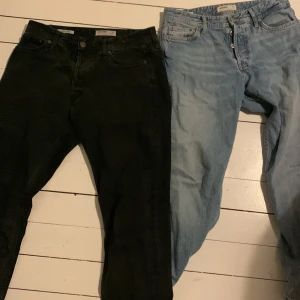 Jack and jones jeans - Säljer favorit jeansen då dem tyvärr blivit för korta, riktigt sköna kostar 600kr styck i nypris jag säljer mina för 300kr styck eller båda för 500kr.  Båda i toppen skick, passformen är loose. Mer bilder och info i dm