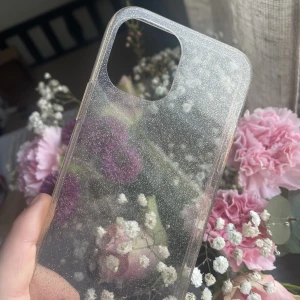 Glittrigt skal  - Glittrigt skal från h&m, till iPhone 12 och iPhone 12 PRO.  Endast använd i typ 1vecka. Frakt tillkommer 💕