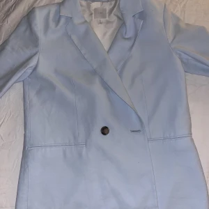 Turkos kavaj - Turkos kavaj, storlek 38. Säljer nu för att den inte kommer till användning💙