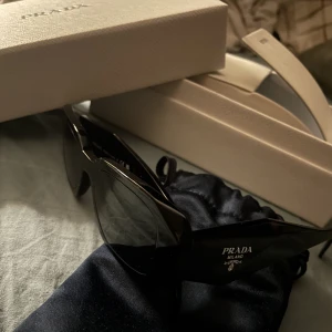 Prada sunglasses  - Prada solglasögon med all förpackning och utan skador/repor.  Knappt använda och nya. Orginal pris 4300kr