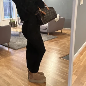 Svart klänning  - Svart långklänning, super fin till vardags och fest 🥰