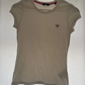 T-shirt gant - Ej genomskinlig, motljus på bilden, fin tshirt från gant, sparsamt använd, nypris 400kr