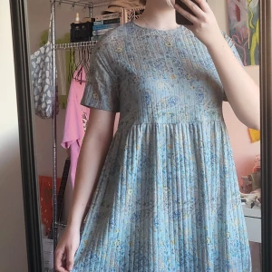 Mönstrad klänning  - Klänning med jättefint mönster från Pull&Bear!🪷 Använd fåtal gånger, så i fint skick 