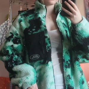 No fear jacka - Teddy-jacka grön-mönstrad jacka från h&m's collab med No fear!💚 Fint skick 