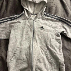 Adidas kofta  - Adidas kofta, bra skick, storlek 164💕