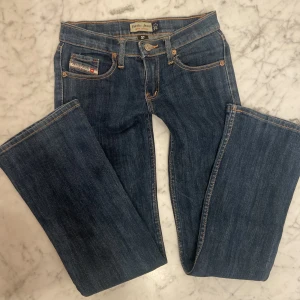 Lowwaist jeans  - Ännu ett par lowwaist jeans till salu! Säljs återigen till billigt pris pga för liten storlek. 67 cm midjemått, 71 cm innerbenslängd. Väldigt små för mig!